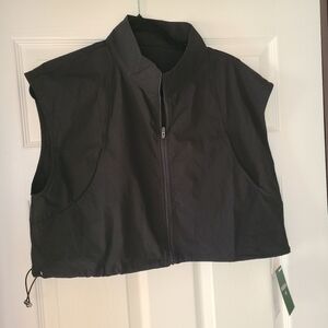 Halara black cropped vest with a sleeveless zip-up design and pockets. 